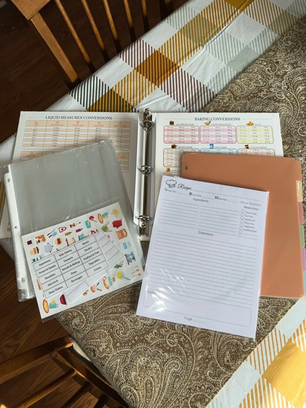 NEW in Box Recipe Binder 60 Plastic Sleeves, 12 Dividers, 60 Blank Recipe Cards